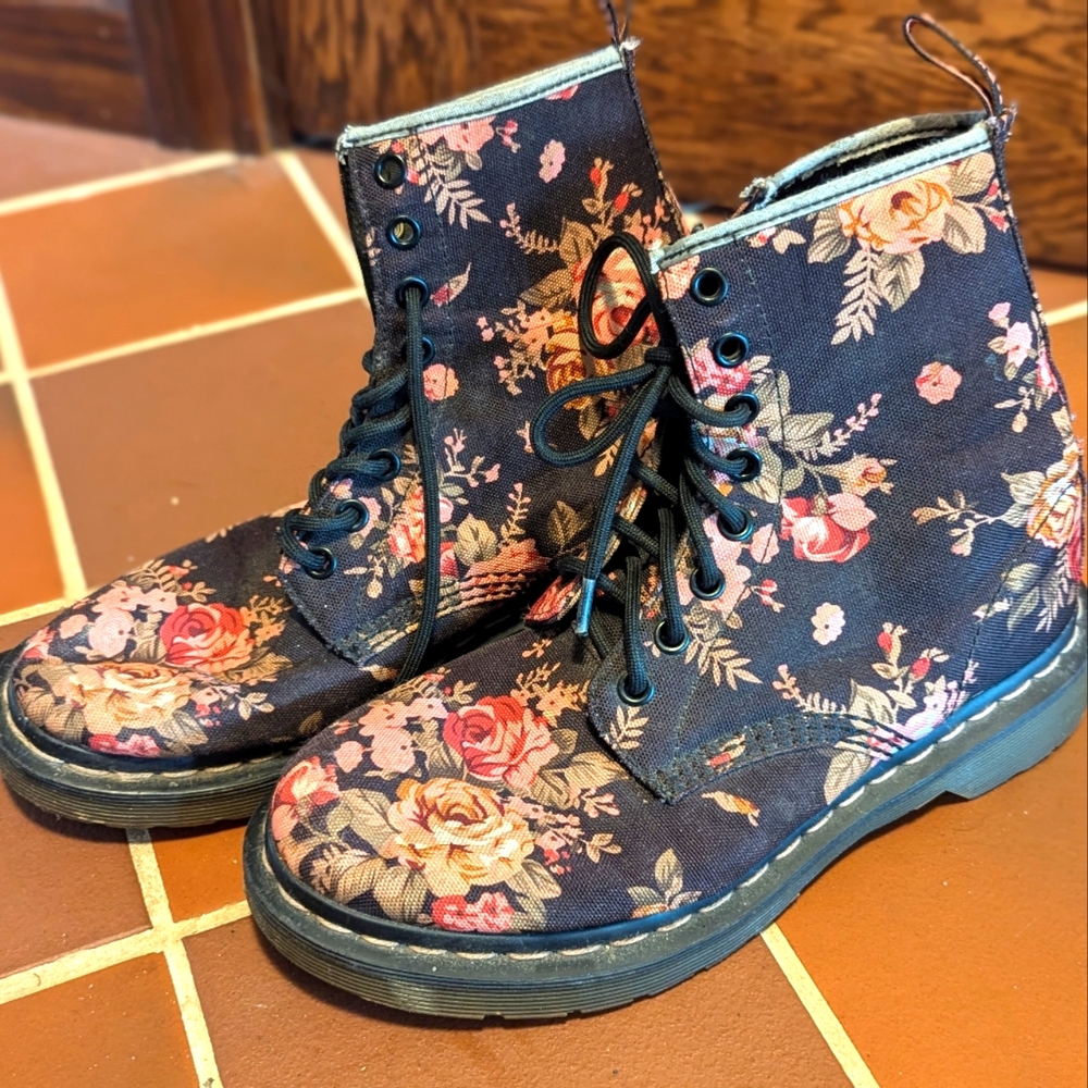 Size 7 Dr. Martens Victorian floral canvas boots